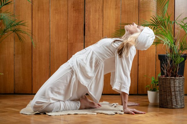 Quels sont les avantages de la pratique du yoga Kundalini pour la gestion du stress et la revitalisation énergétique ?